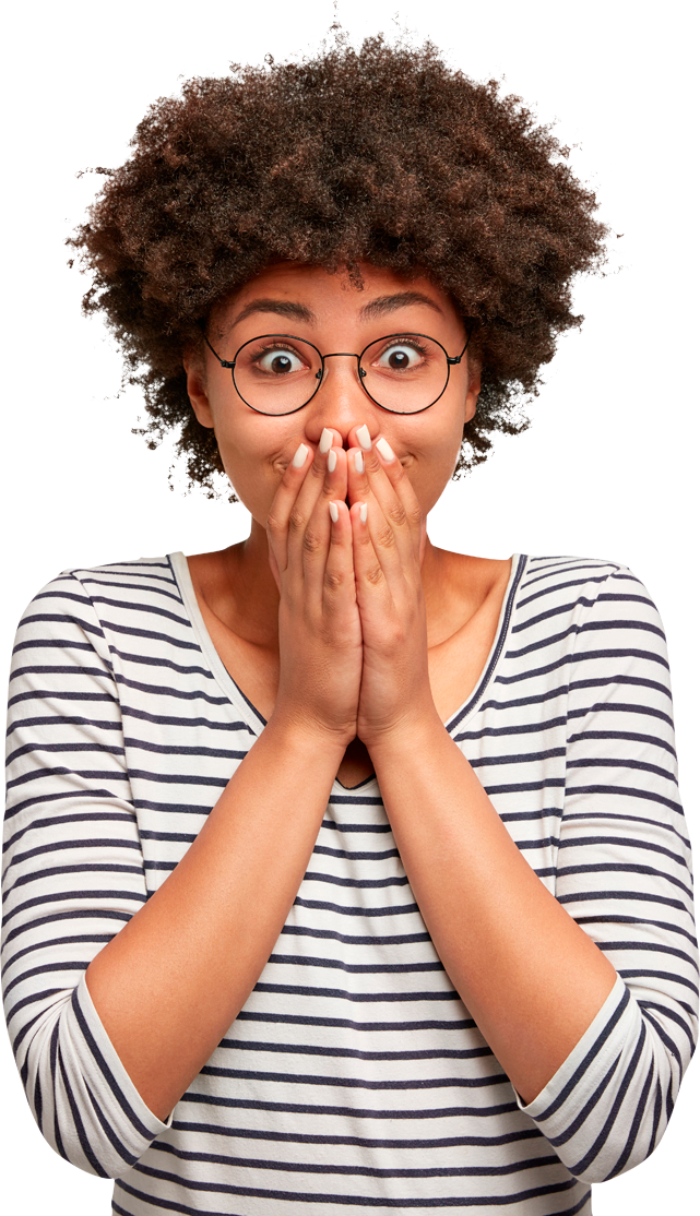 Mulher de cabelo afro vestindo listrado com expressão de surpresa e as duas mãos na frente da boca
