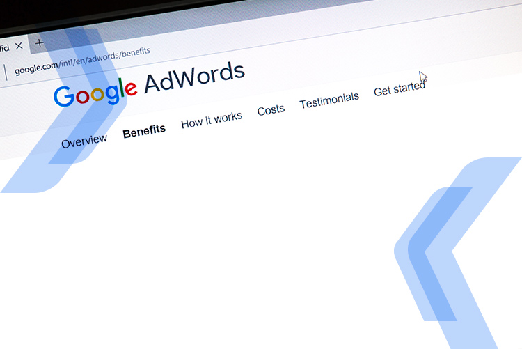 Veja como os anúncios do Google influenciam os lances e os preços nos leilões do Google AdWords